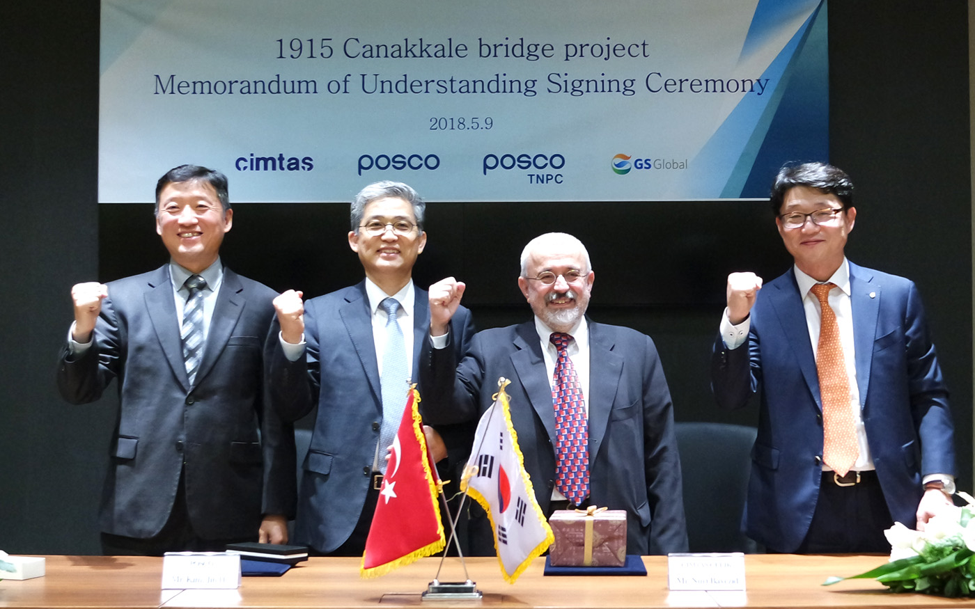 2.jpg Çö¼ö¸·¿¡ ÀûÈù 1915 Canakkale bridge project Memorandum of Understanding Signing Ceremony 2018.5.9 cimtas posco poscoTNPC GS Global Æ÷½ºÄÚ°¡ 5¿ù 9ÀÏ ÅÍŰ¿¡¼ CIMTAS STEEL°ú Â÷³ªÄ®·¹ 1915ÇÁ·ÎÁ§Æ®¿¡ ÁÖž¿ë ÈÄÆÇ 3¸¸5000ÅæÀ» °ø±ÞÇÏ´Â MOU¸¦ ¸Î¾ú´Ù. ¿ÞÂʺÎÅÍ ÀÌÈÆÈÖ POSCO-TNPC ¹ýÀÎÀå, ±èÁøÈ£ °°ÇÀ縶ÄÉÆÃ½ÇÀå, ´©¸® ¹Ù¿¹Áöµå(Nuri Bayezid) CIMTAS ºÎ»çÀå, À¯Àå¿ GS±Û·Î¹ú »ó¹«.